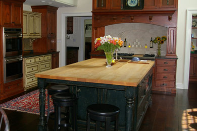 Elegant kitchen photo in New York