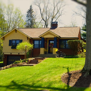 Idéer för att renovera ett mellanstort amerikanskt gult trähus, med två våningar och mansardtak