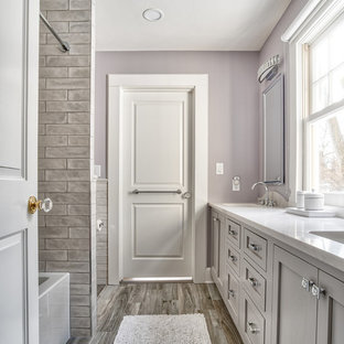 Foto di una stanza da bagno per bambini moderna di medie dimensioni con ante a filo, vasca da incasso, vasca/doccia, WC monopezzo, piastrelle grigie, piastrelle in ceramica, pareti viola, lavabo sottopiano, pavimento grigio e doccia con tenda