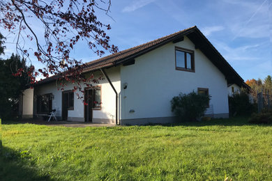 Großes, Dreistöckiges Landhaus Einfamilienhaus mit Putzfassade, weißer Fassadenfarbe, Satteldach und Ziegeldach in Sonstige