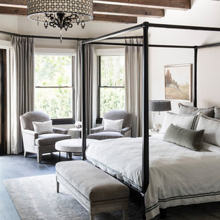 Mediterranes Schlafzimmer mit weißer Wandfarbe, dunklem Holzboden und schwarzem Boden in Orlando