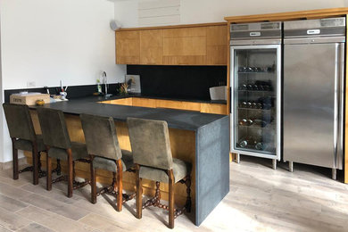 Immagine di un cucina con isola centrale design