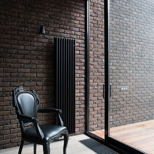 Неиссякаемый источник вдохновения для домашнего уюта: огромная гостиная-столовая в современном стиле с коричневыми стенами, коричневым полом и паркетным полом среднего тона