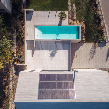 Luftbild von Haus Terrassenebenen und Pool