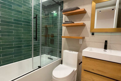 Example of an eclectic bathroom design in New York