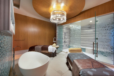 Diseño de cuarto de baño principal actual extra grande sin sin inodoro con ducha con puerta con bisagras y banco de ducha