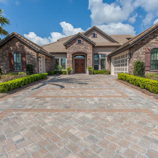 Inspiration pour une allée carrossable avant méditerranéenne l'été avec des pavés en brique.