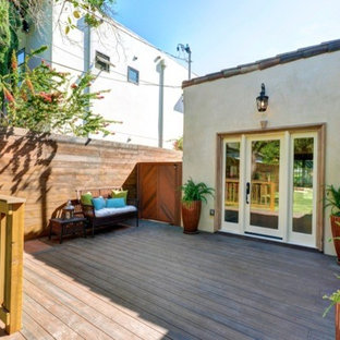 ロサンゼルスの小さいサンタフェスタイルのおしゃれな裏庭のデッキ (日よけなし、コンテナガーデン) の写真