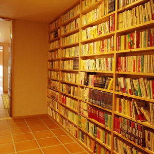 他の地域のモダンスタイルのおしゃれなホームオフィス・仕事部屋 (ライブラリー、白い壁、テラコッタタイルの床、暖炉なし) の写真