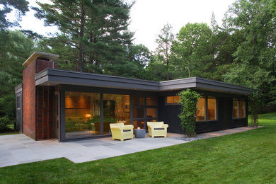 Mid-century modern exterior home photo in Philadelphia