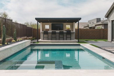 Moderner Garten hinter dem Haus mit Pergola und Natursteinplatten in Phoenix