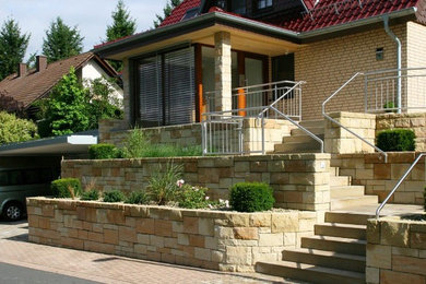 Großes, Dreistöckiges Uriges Einfamilienhaus mit Steinfassade, beiger Fassadenfarbe, Satteldach und Ziegeldach in Frankfurt am Main