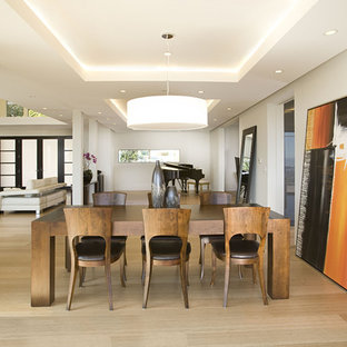 サンフランシスコのコンテンポラリースタイルのLDKの画像 (竹フローリング)