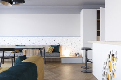 Ispirazione per un soggiorno contemporaneo aperto con parquet chiaro e con abbinamento di divani diversi