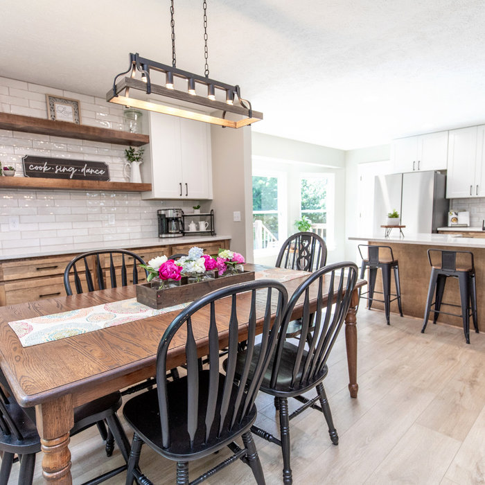 Dining room - traditional dining room idea in Nashville