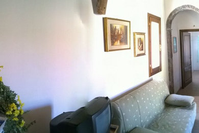Foto di un piccolo soggiorno design chiuso con pareti bianche, pavimento con piastrelle in ceramica e pavimento beige