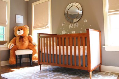 Exemple d'une chambre de bébé rétro de taille moyenne.