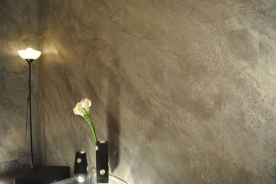 Idee per una camera matrimoniale minimal di medie dimensioni con pareti grigie, parquet chiaro e pavimento bianco