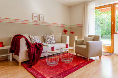 Diseño de sala de estar de estilo de casa de campo de tamaño medio