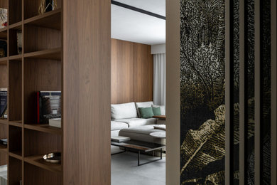 Esempio di un ampio soggiorno minimal aperto con libreria, TV a parete, boiserie, con abbinamento di divani diversi, pareti grigie, pavimento in travertino, nessun camino, cornice del camino in legno e pavimento grigio