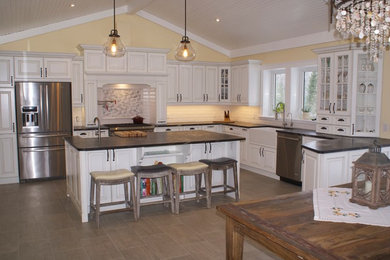Example of a farmhouse kitchen design in Toronto