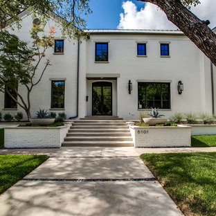 Bild på ett vintage vitt hus, med tegel