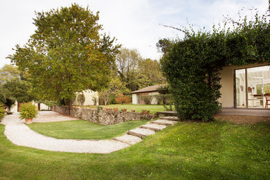 Immagine di un giardino country