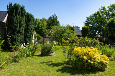 Idée de décoration pour un jardin tradition de taille moyenne et au printemps avec une exposition ensoleillée.
