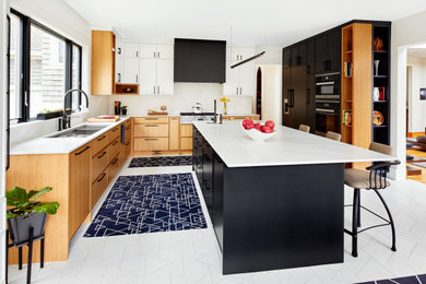 ポートランド(メイン)にあるラグジュアリーな広いコンテンポラリースタイルのおしゃれなキッチン (アンダーカウンターシンク、クオーツストーンカウンター、白いキッチンパネル、セラミックタイルの床、白い床、白いキッチンカウンター) の写真