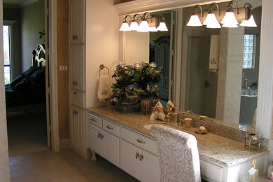 Example of a classic bathroom design in Dallas