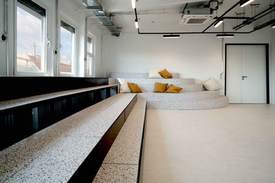 Diseño de despacho moderno con paredes blancas y suelo beige