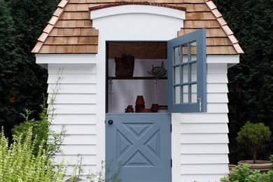 Design ideas for a mid-sized traditional detached garden shed in Chicago.