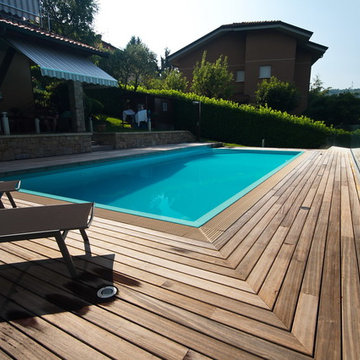 Pavimento zona piscina in legno per esterni in padouk