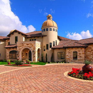 オースティンの地中海スタイルのおしゃれな家の外観 (ベージュの外壁、戸建、混合材サイディング、瓦屋根) の写真