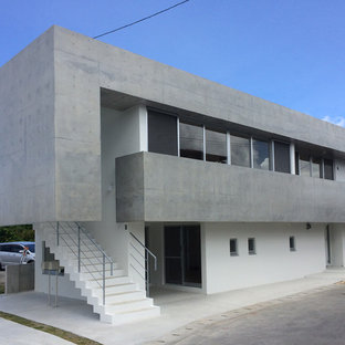 他の地域のモダンスタイルのおしゃれな二階建ての家 (コンクリートサイディング、グレーの外壁、陸屋根、デュープレックス) の写真