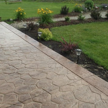 Valley Stamped Concrete flagstone walkway with borders
