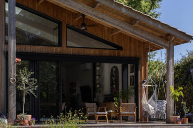 Cette image montre un piscine avec aménagement paysager arrière marin de taille moyenne et rectangle avec une terrasse en bois.