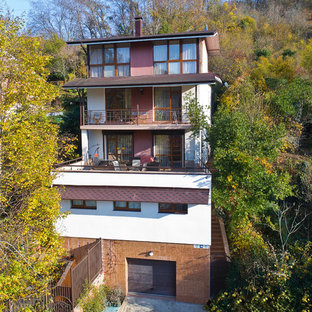 Новый формат декора квартиры: трехэтажный фасад частного дома белого цвета в стиле современная классика с комбинированной облицовкой, двускатной крышей и крышей из гибкой черепицы