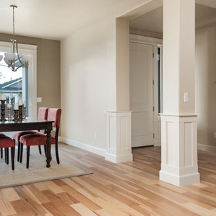 ボイシの中サイズのトランジショナルスタイルのLDKの画像 (ベージュの壁、淡色無垢フローリング、暖炉なし)