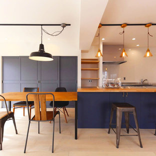 名古屋の広い北欧風 LDKの画像 (青い壁、淡色無垢フローリング、白い床)