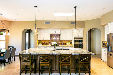 Kitchen - traditional kitchen idea in Phoenix