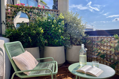 Aménagement d'un petit balcon classique avec des plantes en pot et aucune couverture.