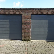 Moderne Fenster & Türen: Dachfenster, Garagentore und Haustüren