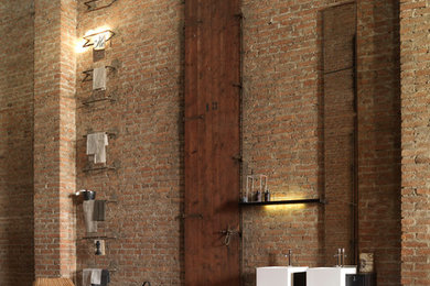 Immagine di un'ampia stanza da bagno industriale con ante bianche