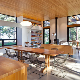 デンバーの中サイズのコンテンポラリースタイルのLDKの画像 (白い壁、コンクリートの床、グレーの床)