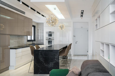 Kitchen - modern kitchen idea in Tel Aviv