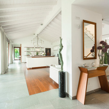 Edificio residenziale con piscina.