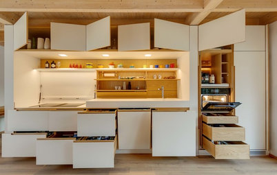 Viel versteckter Stauraum: Einzeilige Schreinerküche in Weiß und Eiche