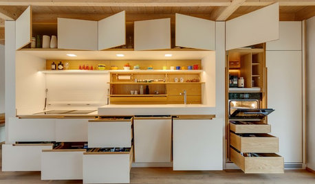 Viel versteckter Stauraum: Einzeilige Schreinerküche in Weiß und Eiche