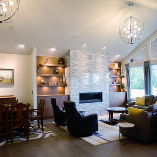 Bild på ett mycket stort funkis allrum med öppen planlösning, med ett finrum, vita väggar, ljust trägolv, en dubbelsidig öppen spis, en spiselkrans i sten och en dold TV